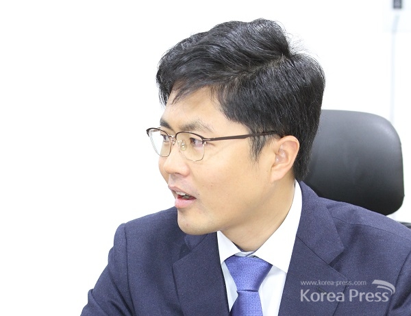 새정치민주연합 김광진 의원이 8일 원내정책회의에 참석해서 7일 있었던 군사법원 판결에 대해 맹비난했다.