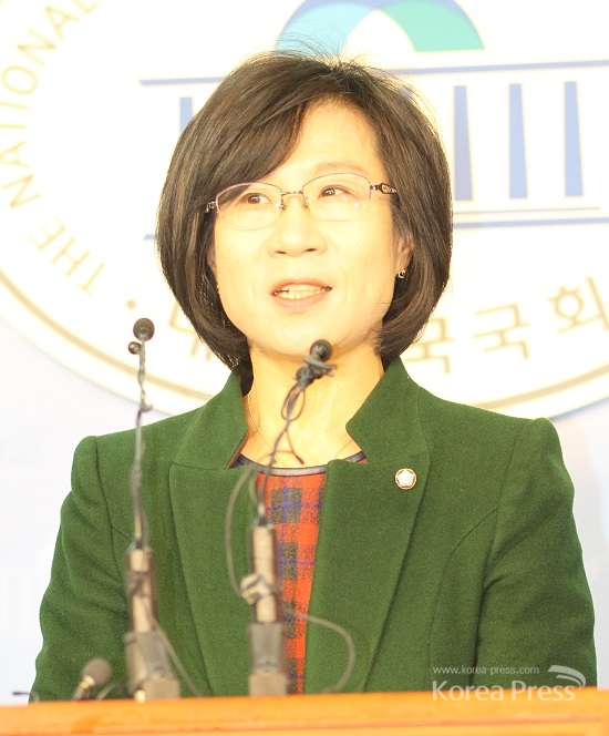 김제남 의원이 8일 국회 정론관에서 참여연대와 민변 등 시민단체와 합동으로 기자회견을 열고 발언하고 있다.