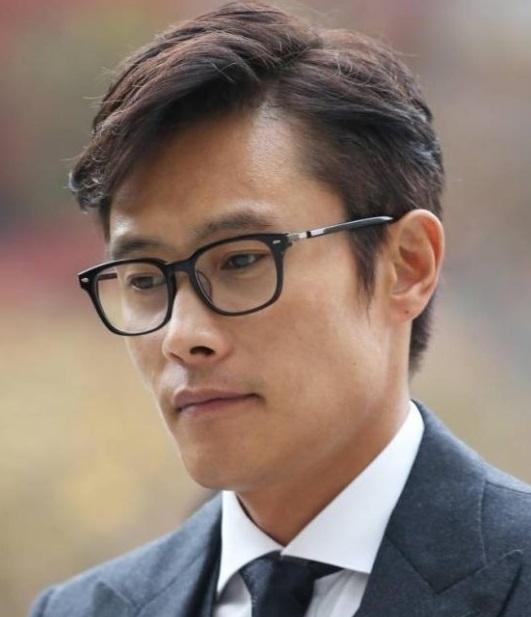 재판부가 영화배우 이병헌(45)씨를 협박한 혐의로 구속기소된 모델 이모(25)씨에게 징역 1년 2월, 걸그룹 멤버 김모(21)씨에게 징역 1년을 선고했다.