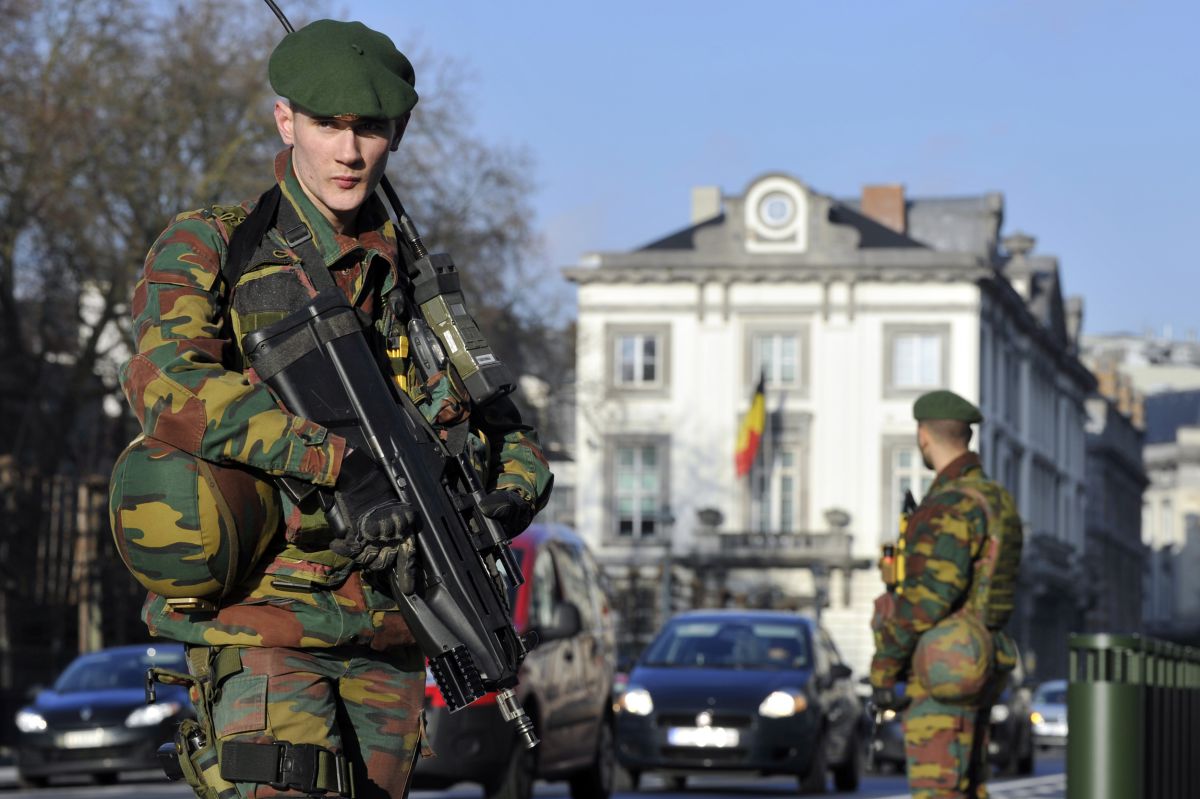벨기에 군인들이 브뤼셀 소재 미국 대사관 앞에서 대기하고 있다. (출처: 로이터 통신)