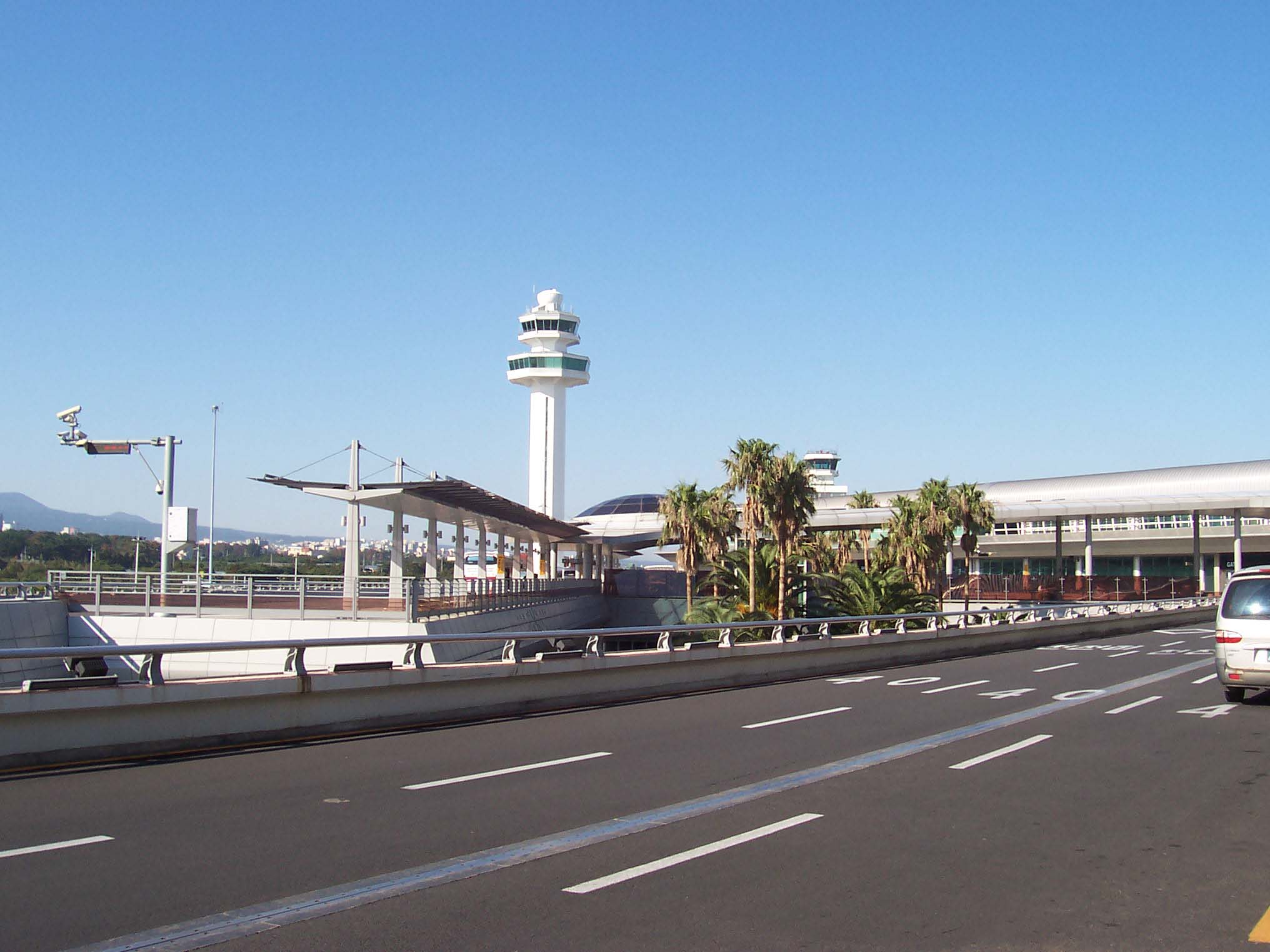 공항 진입로에서 바라본 제주국제공항의 모습.