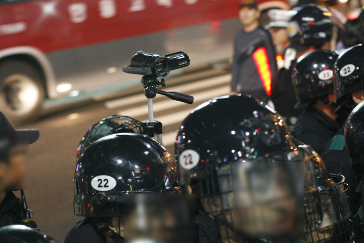 경찰이 그간 시위 현장에서 증거수집의 목적으로 활용하던 채증 기구 중의 하나인 '채증 카메라'이다.