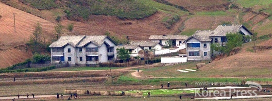 경기도 파주 오두산통일전망대에서 바라본 북측 황해북도 개풍군 주민들이 농사일을 하고 있는 모습