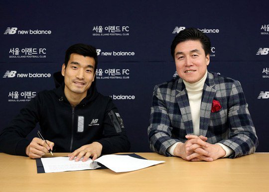서울 이랜드FC와의 계약서를 체결하고 있는 조원희(왼쪽)