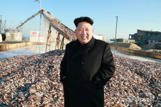 김정은 북한 국방위원회 제1위원장이 수산사업소에 방문한 모습