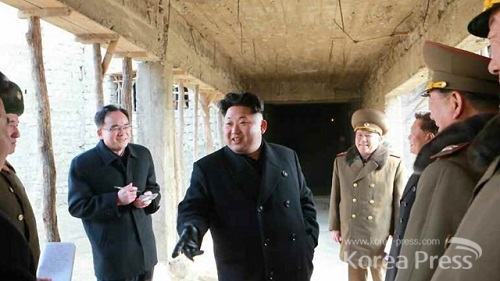 북한 김정은 제1위원장이 원산시 고아원 건설현장을 시찰하는 모습