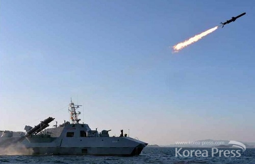 북한의 새 함대함 미사일 발사 장면. 