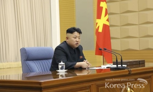 중앙군사위원회 확대회의에 참석한 김정은의 모습. 김 제1위원장은 '만단의 전투동원 태세'를 강조하고 조직 개편을 지시했다.