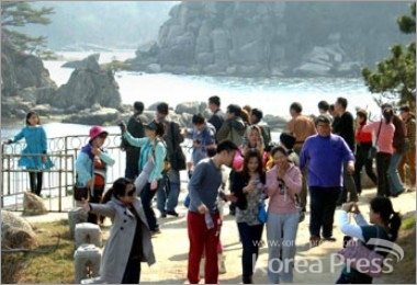 북한 애금강 일대를 관광하고 있는 중국인들