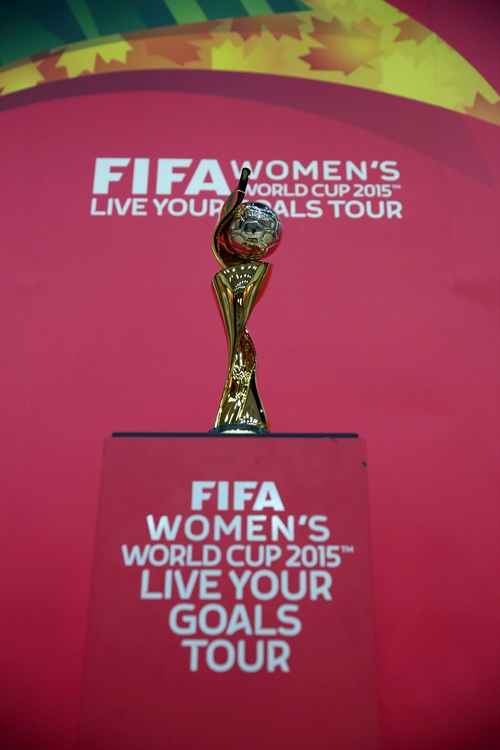 최근 한국에 찾아온 2015 FIFA 여자월드컵 트로피