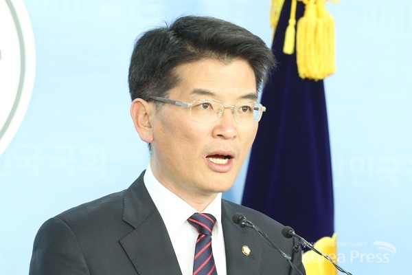 새정치민주연합 박완주 대변인이 10일 오후 새누리당 박대출 의원과 김진태 의원을 각각 제소하고 고발할 것을 경고하고 있다. 