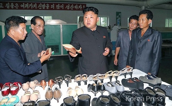 김정은 북한 국방위원회 제1위원장이 원산 구두공장을 시찰하고 있다.