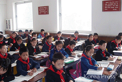 북한의 소학교에서 교육받고 있는 학생들의 모습