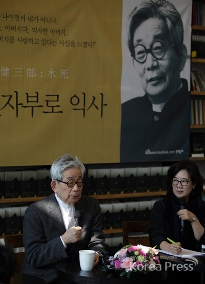 13일 서울 서교동 한 카페에서 열린 소설 '익사' 출간 기념 간담회에서 오에 겐자부로가 질문에 답하고 있다.