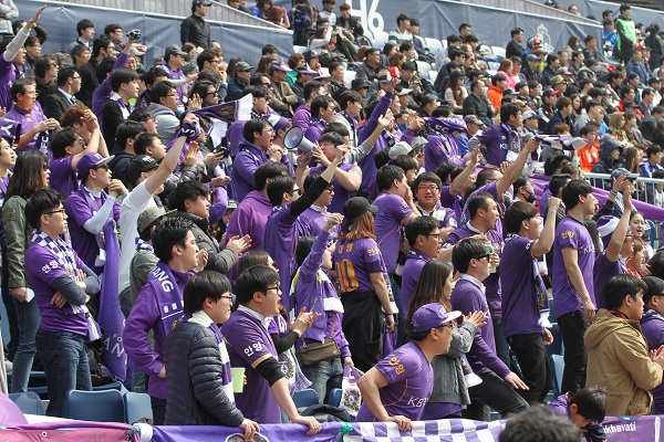 29일 잠실운동장에 등장한 FC안양 서포터즈, 이날 이들의 함성은 K-리그 클래식 경기 못지 않았다.