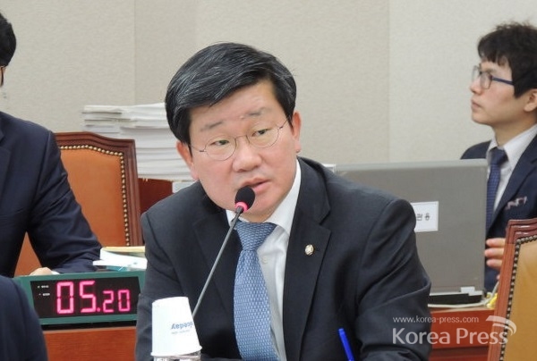새정치민주연합 전해철 의원이 국회 기자회견에서 박상옥 대법관 후보 청문회개최 여야 합의 내용에 대해 폭로했다.