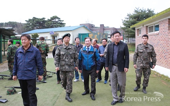 평택시의회 오명근 의원(가운데)가 육군 제3075부대 1대대를 방문해 부대를 돌아보고 있다. 