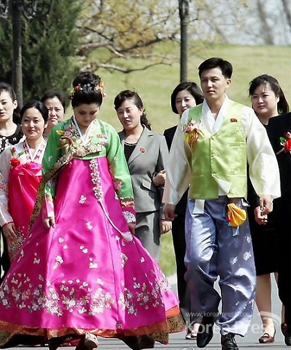 북한의 결혼식에서 기존 양복 정장 차림이 아닌 한복 차림을 하는 새 신랑이 늘고 있어 눈길을 끈다.