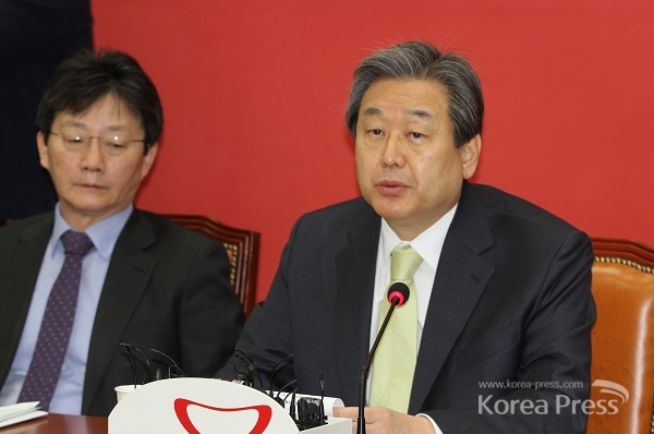 새누리당 김무성 대표가 22일 새정치민주연합 문재인 대표의 제안을 거부했다.
