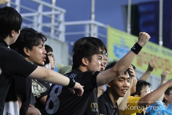 성남FC와 인천 유나이트 경기에서 성남의 김두현이 골을 넣자 원정온 성남팬들이 열광하고 있다.