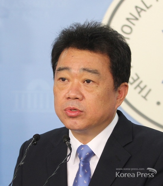 새정치민주연합 김성수 대변인이 26일 오후 국회 정론관에서 현안 브리핑을 하고 있다.