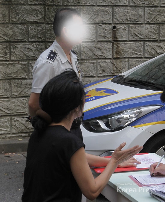 난방투사 김부선이 주민들의 동참 서명을 받는 장소에 경찰이 등장했다. 김부선은 자신이 목소리만 내면 여지 없이 경찰들이 달려온다고 푸념했다... 왜?