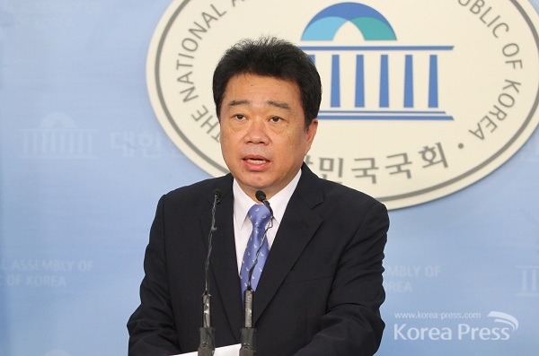 새정치민주연합 김성수 대변인이 14일 있은 아베담화 발표 직후 국회 정론관에서 아베담화에 대해 논평을 냈다.
