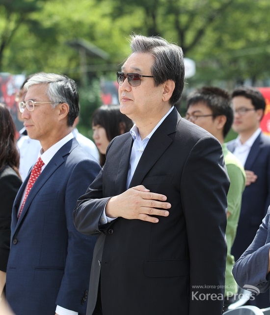 새누리당 김무성 대표가 29일 이례적으로 선글라스를 끼고 광화문 행사에 모습을 드러냈다.