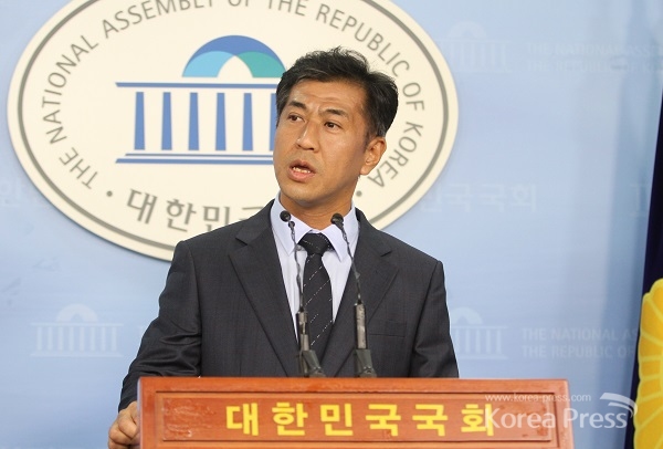 민주당 김도균 대변인은 9일 국회 정론관에서 기자회견을 열고, 새정치민주연합이 '민주당'이라는 당명을 사용하고 있는 것에 대해 '사용 금지'를 강력히 경고했다.