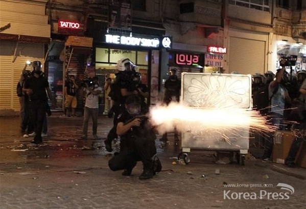 터키 이스탄불에서 경찰이 직사 최루탄 쏘는 장면 <출처 : 로이터>