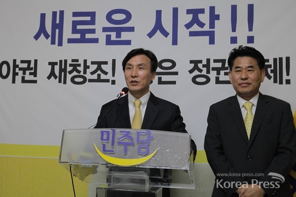 김민석 새로운 시작위원회 의장이 18일 새정치민주연합은 열린우리당을 닮은 정당이라고 규정했다.
