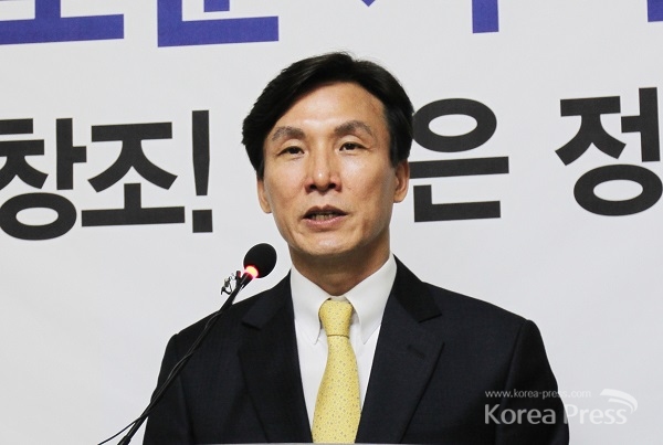 민주당 김민석 새로운 시작위원회 의장이 18일 기자회견을 통해 정치 재개를 공식 선언하고 있다.