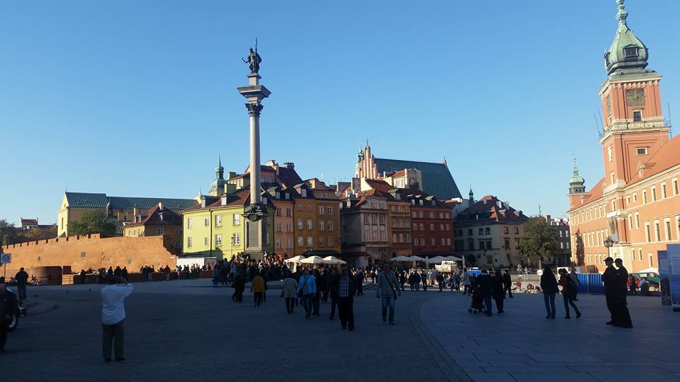 올드타운 입구에 자리한 광장의 모습. 푸른 하늘과 형형색색의 건물이 조화를 이루고 있다.