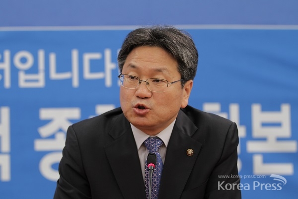새정치민주연합 강기정 의원이 6일 국가 보훈처의 이념 편향적 안보교육에 대해 폭로했다.