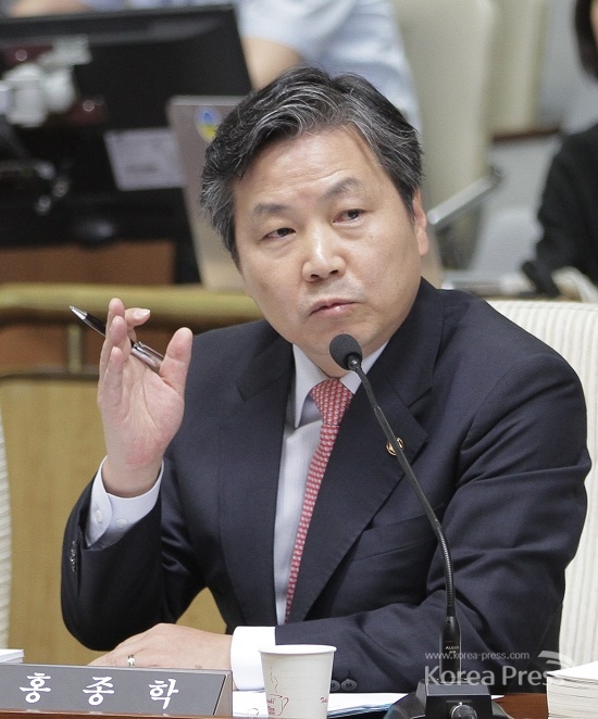 새정치민주연합 홍종학 의원이 6일 기획재정부 국정감사에서 최경환 장관을 상대로 질의를 하고 있다.