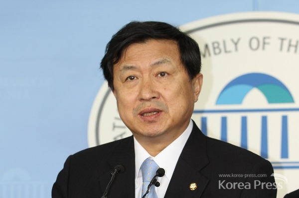 새정치민주연합 신기남 의원이 2015국정감사에서 공기업이 뭉칫돈으로 상을 타는 관례에 대해 폭로했다.