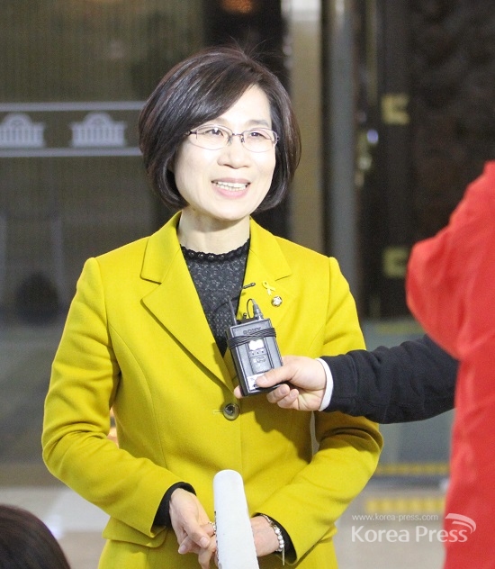 정의당 김제남 국회의원이 25일 오후 필리버스터(무제한 자유토론)를 막 마친 후 본지 기자와의 인터뷰에서 밝게 웃어보이며 "더 할 수 있었지만, 세월호 참사 당시 박근혜 대통령 7시간을 염두에 뒀다"고 말하고 있다.