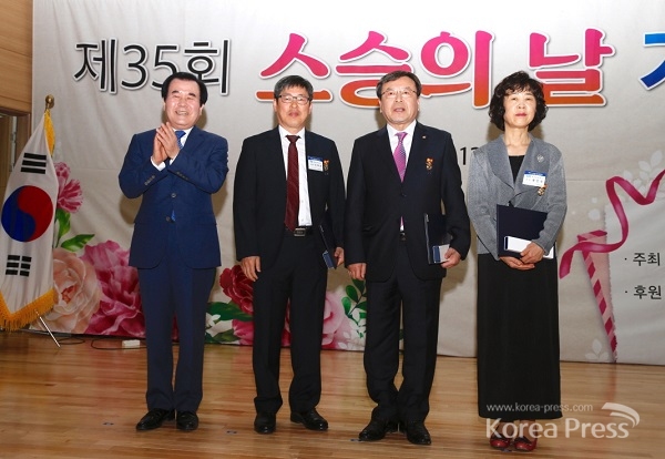 대통령표창을 받은 김지철 교육감(맨 왼쪽)