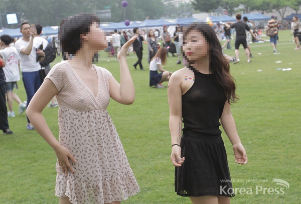 제17회 퀴어문화축제가 서울시 중구 시청앞 소재 서울광장에서 5만여 참가자들이 운집한 가운데 성대하게 거행됐다. 참가자 커플이 춤을 추며 즐거워하고 있다.