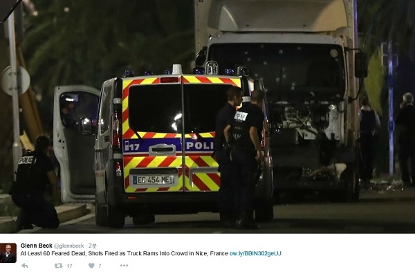프랑스 남부 니스에서 14일(현지시간) 트럭 한 대가 인도로 돌진해 최소 70명의 사망자와 100여명이 부상을 입은 것으로 전해지고 있다. 사건을 일으킨 트럭으로 추정되는 흰색 트럭이 경찰과 대치하고 있는 모습이다 <사진 : 트위터>