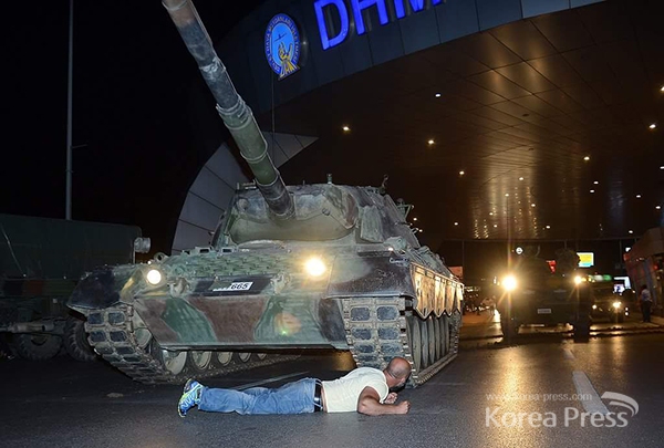 터키 군부가 감행한 군사 쿠데타와 관련해 터키 정부 관리가 16일(현지시간) 쿠데타 시도가 실패한 것으로 보인다고 밝혔다고 AP통신이 보도했다. 한 시민이 도로에 엎드려 터키 쿠데타 세력의 탱크를 저지하고 있다. <사진 트위터>