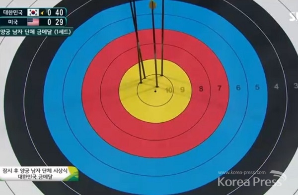 한국 남자 양궁이 첫 금매달 소식을 전했다. 한국 남자 양궁팀은 7일 오전 4시30분부터 벌어진 경기에서 첫발부터 내리 10점을 쏘면서 기세를 올렸다. SBS 스포츠 중계화면을 갈무리했다.