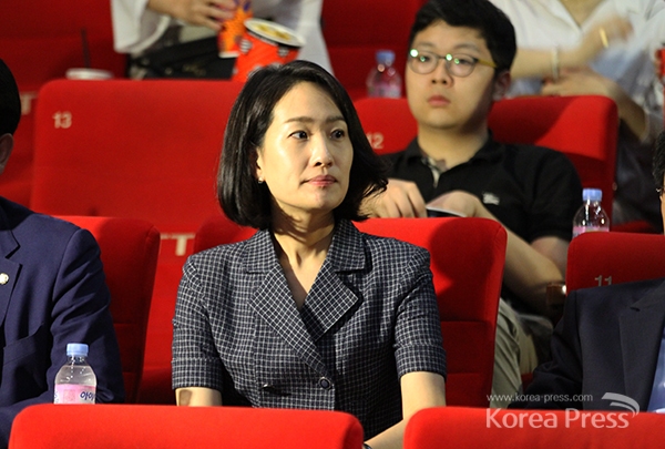 김수민 의원이 박선숙 의원과 함께 불거진 리베이트 수수 의혹 이후 공식석상에 모습을 보이지 않았으나 지난 8일 오후 국민의당 소속 의원들과 당직자가 함께한 영화 시사회에 참석했다.