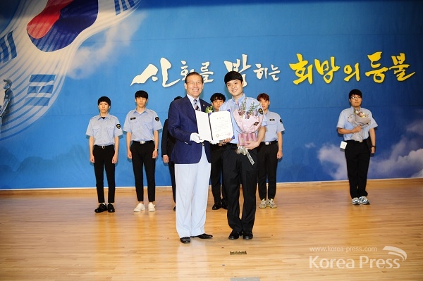 사회복무요원 서태훈씨(오른쪽)