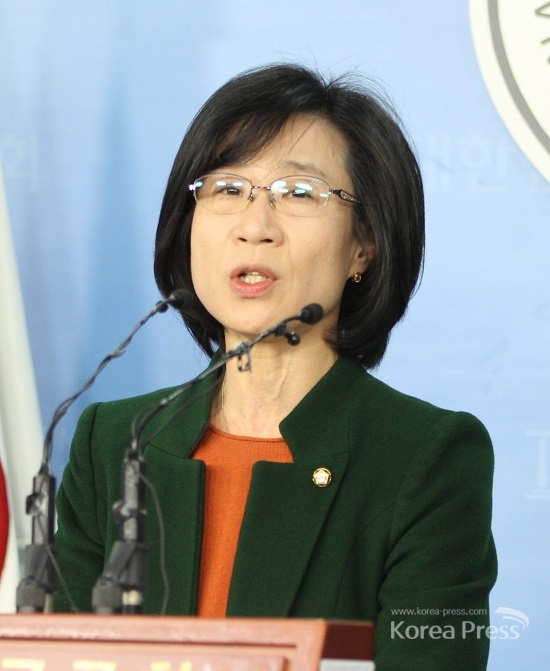 정의당 김제남 전 의원이 지난 19대 국회 당시 고리와 월성 낡은 원전 재가동을 반대하면서 국회 정론관에서 기자회견을 열고 정부의 각성을 강력히 촉구했다.