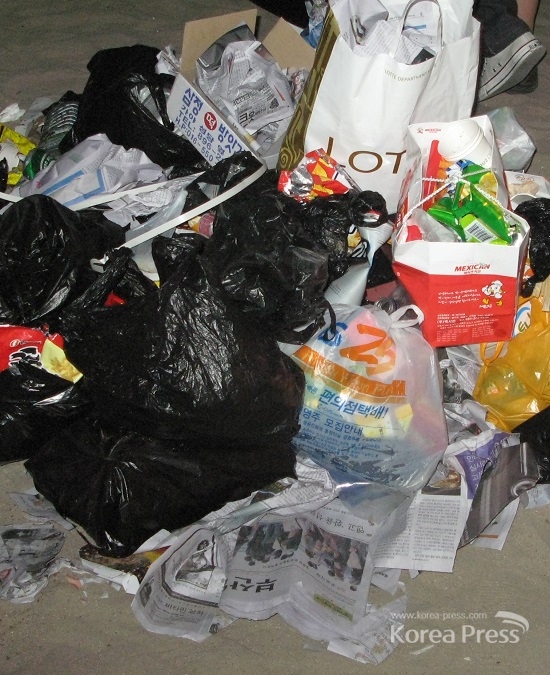 지난 2015년 여의도 불꽃축제가 끝나고 시민들이 버리고 간 쓰레기가 여의도를 뒤덮었다. 쓰레기 봉투를 준비하는 시민의식이 절실한 부분이다.