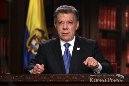 콜롬비아 정부, 제2반군과 본격 평화협상후안 마누엘 산토스 콜롬비아 대통령이 10일(현지시간) 보고타에서 제2 좌파 반군인 민족해방군(ELN)과의 평화협상을 오는 27일 에콰도르 키토에서 본격적으로 시작한다고 밝히고 있다.