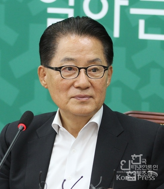 박지원 비대위원장은 14일 비상대책위원 회의에서 "21세기 문화의 시대를 야만의 시대로 바꾸고 있다"며 박근혜 정부의 문화정책을 비판했다.