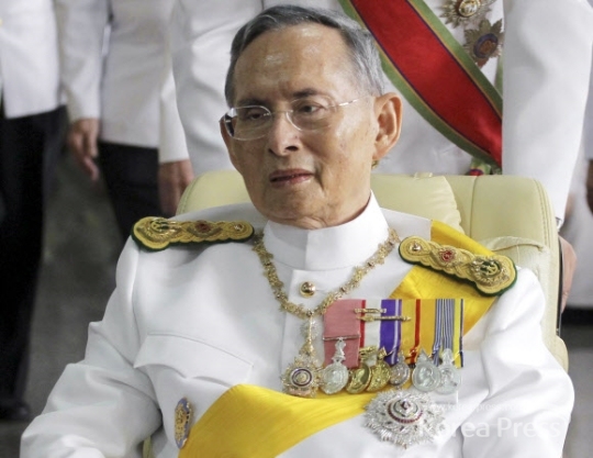 70년 왕좌 ‘세계 최장 재위’ 푸미폰 태국 국왕 서거, 세계 최장 재위 기록을 가진 푸미폰 아둔야뎃 태국 국왕이 13일(현지시간) 서거했다고 왕실 사무국이 밝혔다. 향년 88세이다.