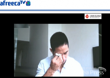 지난해 5월 27일 유승준씨가 아프리카TV 인터넷 생방송을 통해 자신의 심정을 이야기하다가 흐느껴 울고 있다. 사진자료:아프리카TV 방송화면 캡처